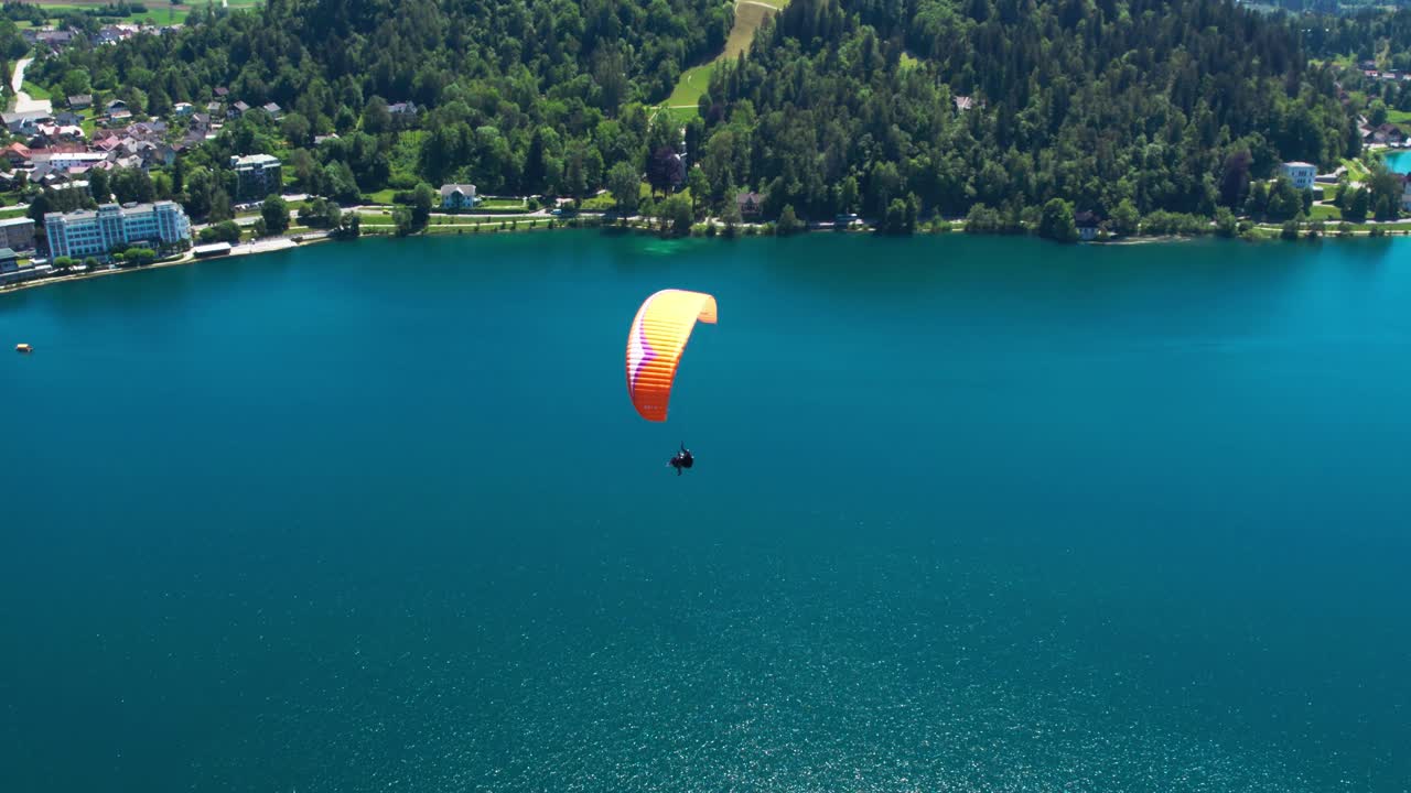 슬로베니아에서 블 레드 호수 위로 치솟는 패러 글라이더의 공중 전망