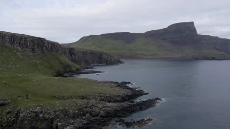 4K-Drohnenaufnahmen-Aus-Der-Luft-Entlang-Der-Felsigen-Küste-Am-Neist-Point-In-Schottland,-Vereinigtes-Königreich