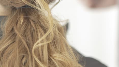 women curly hair at hair salon