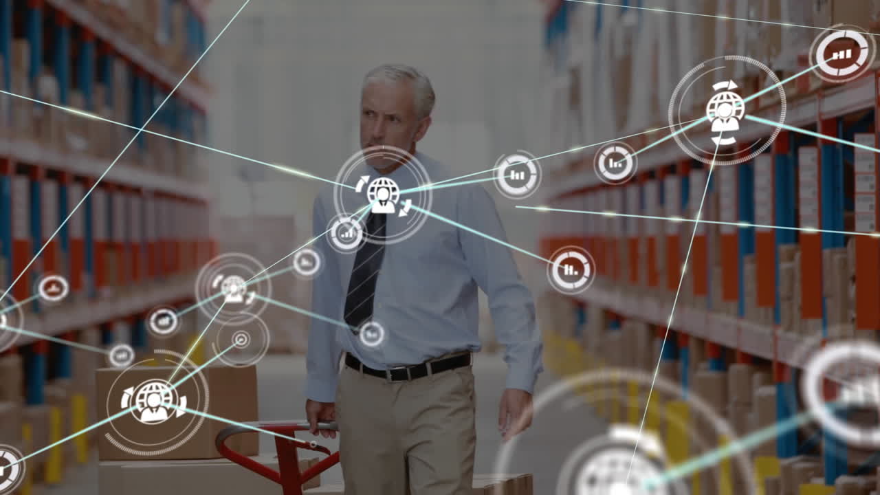 red de iconos digitales contra el supervisor masculino caucásico mayor tirando de una paleta en el almacén