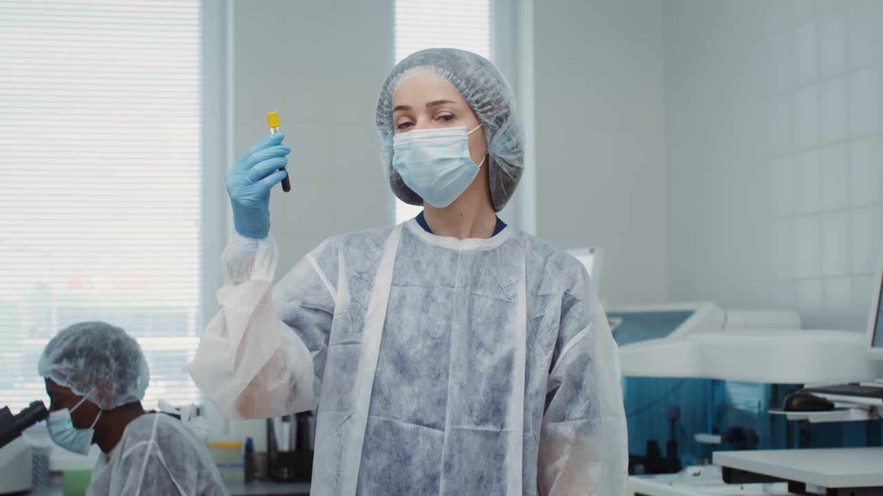 científico con un tubo de ensayo en un laboratorio