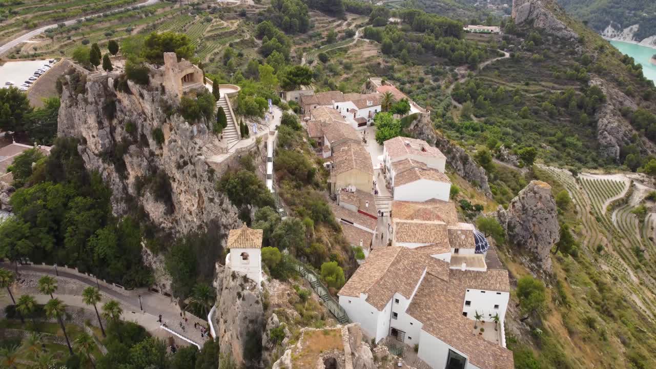 Drone che sorvola la città storica di El Castell de Guadalest in Spagna.