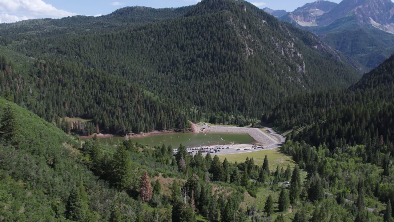 длинный снимок с воздуха мест массового отдыха на водохранилище тиббл форк, штат юта