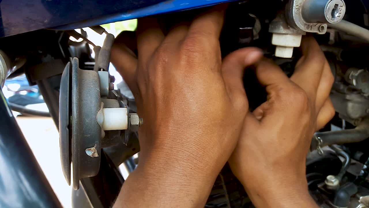 mantenimiento de motocicletas de dos ruedas en el día desde un ángulo plano en detalles