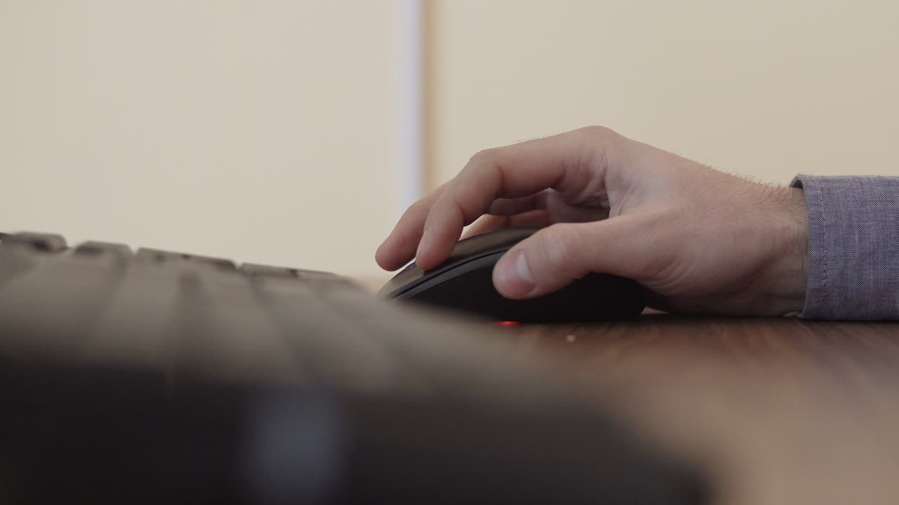 ratón de computadora que hace clic con la mano