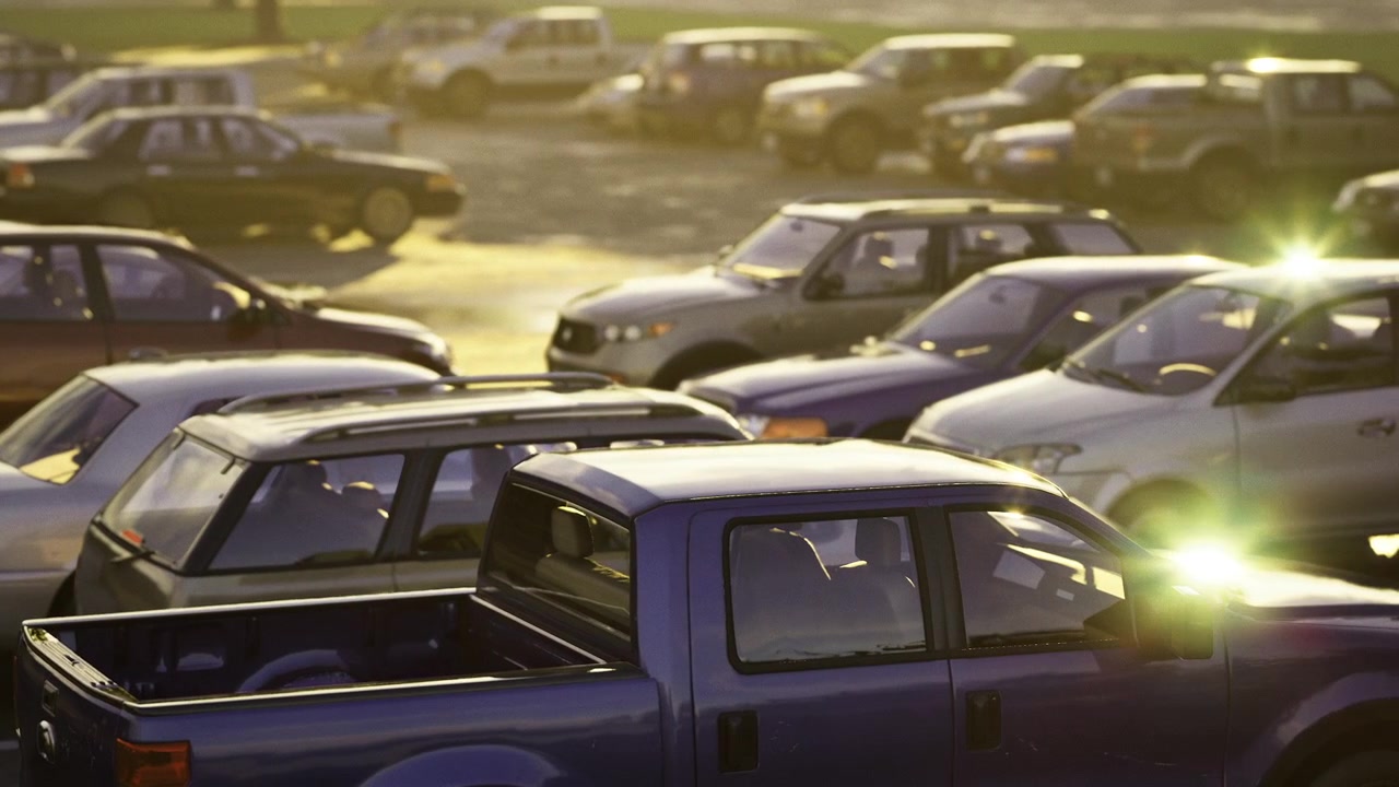 Auto parcheggiate nostalgiche immerse in una luce ambrata durante il pomeriggio