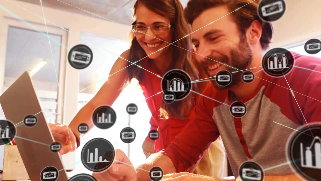Squadra al laptop che indica e digita mentre un nodo nero appare, coprendo la squadra, visualizzando dati tecnologici.