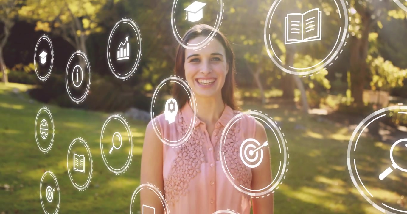Mujer girando en un parque soleado, con iconos de realidad aumentada (RA) superpuestos que muestran un portátil de búsqueda para creativos