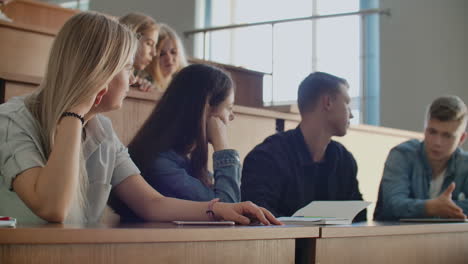 Die-Gruppe-Fröhlicher,-Glücklicher-Studenten,-Die-Vor-Dem-Unterricht-In-Einem-Hörsaal-Sitzen.-Die-Gruppe-Fröhlicher-Studenten,-Die-Vor-Dem-Unterricht-In-Einem-Hörsaal-Sitzen.