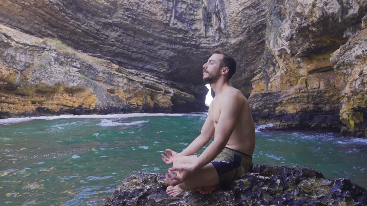 un joven de vacaciones en la bahía del mar.