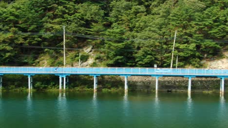 Ein-Fahrradweg-Neben-Dem-Grünen-Fluss