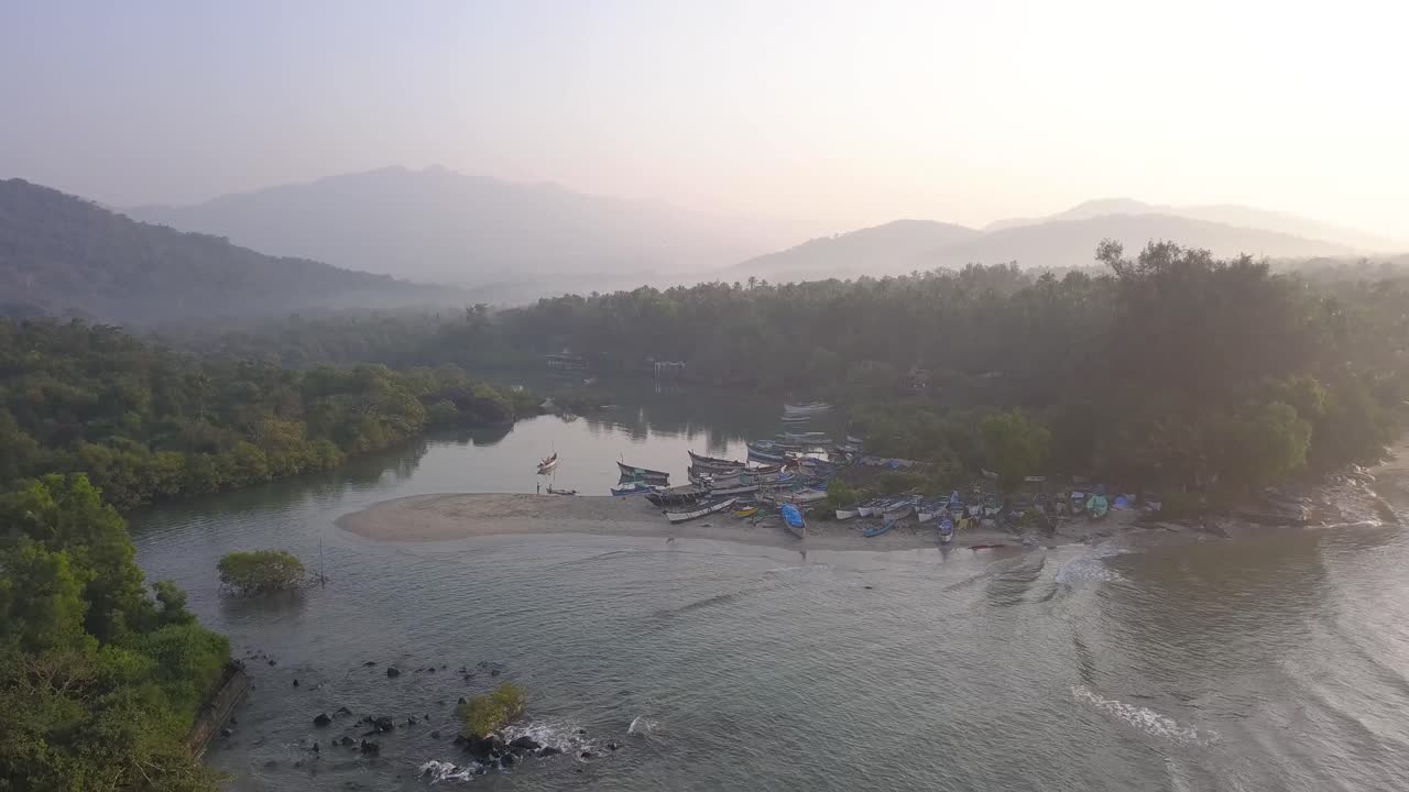 vista aérea de los barcos de madera en la playa de palolem, canacona en el sur de goa, india