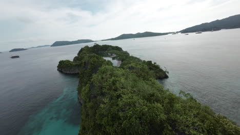 Vuelo-De-Drones-Fpv-Muy-Bajo-Sobre-Bungalows-En-La-Laguna-De-Rufas-En-Raja-Ampat,-Indonesia