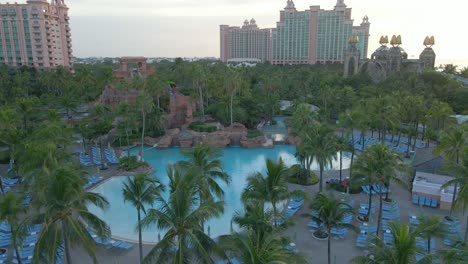 Resort-Con-Piscina-En-El-Hotel-Atlantis-En-Paradise-Island,-Vacaciones-En-El-Caribe-Tropical.