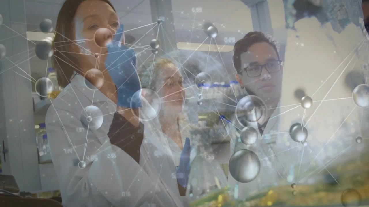 Scienziato anziano che ruota un campione di laboratorio e solleva una scheda dati, mostrando una sovrapposizione di rete molecolare.