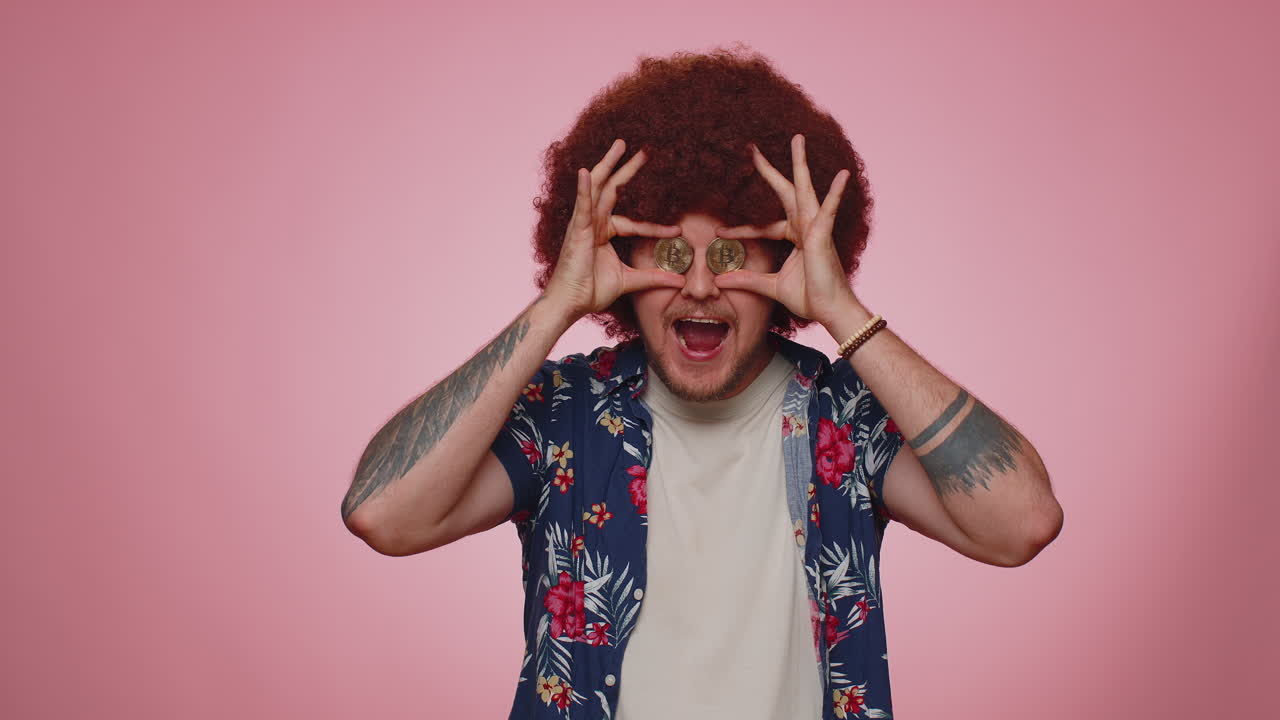 hombre mostrando bitcoins btc, riqueza de carrera, inversión en criptomonedas, minería pago de tecnología futura