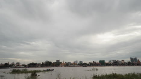 Mekong-Fluss-Zeitraffer-Mit-Blick-Auf-Den-Königlichen-Palast-In-Phnom-Penh,-Kambodscha