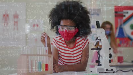 animación de ecuaciones matemáticas sobre una colegiala afroamericana con máscara facial