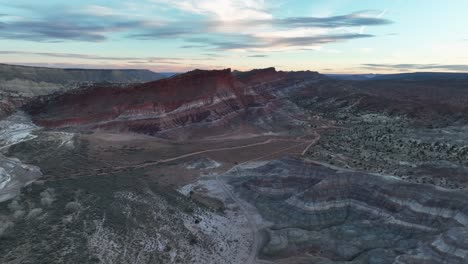 Red-Rock-Mountains-Im-Bereich-Der-Alten-Paria-Stadt-In-Utah---Drohnenaufnahme-Aus-Der-Luft