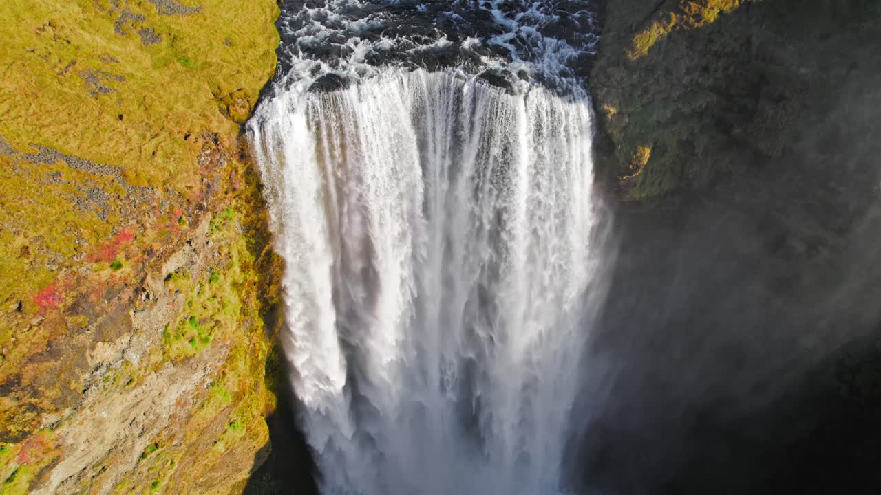 cascada islandesa gigante con agua blanca corriendo hacia abajo