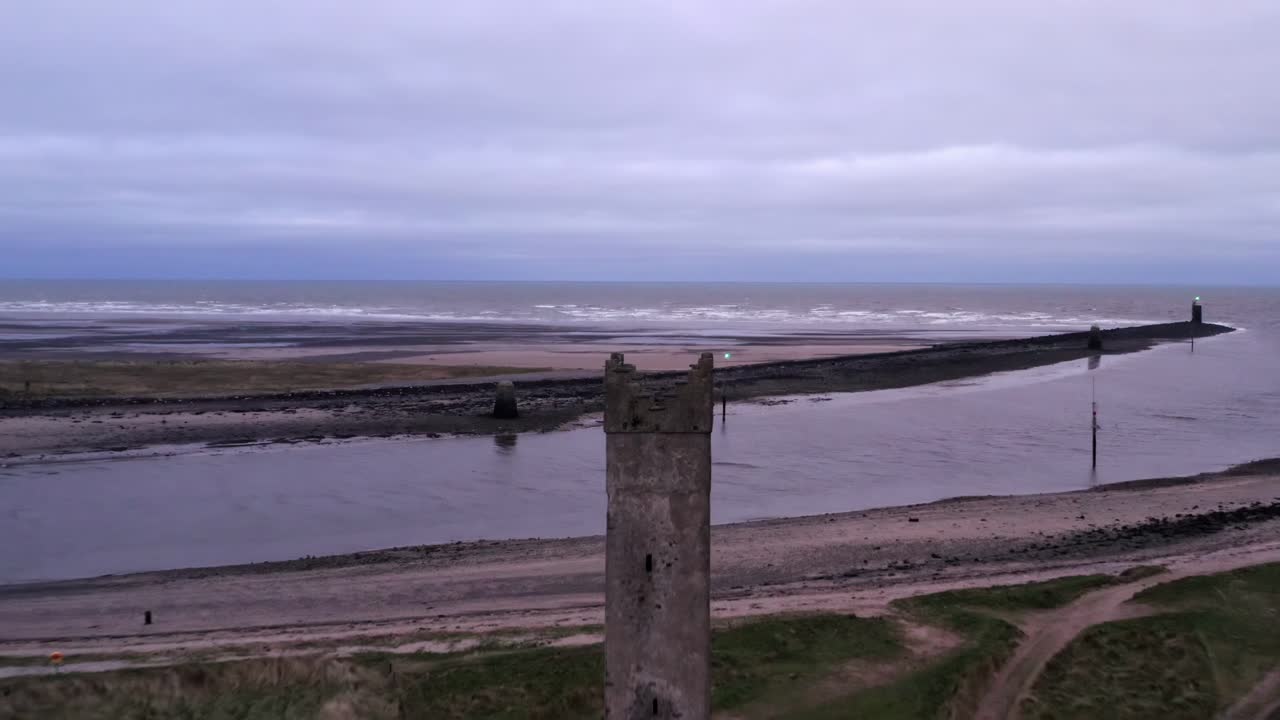 la torre de la doncella está junto al mar por la noche