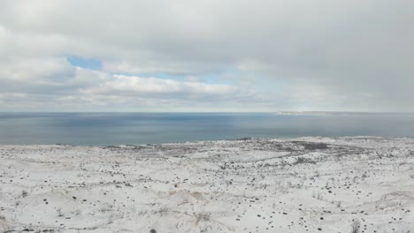 Toma-Aérea-Descendente-De-Dunas-De-Osos-Durmientes-A-Orillas-Del-Lago-Nacional-En-Un-Pintoresco-Día-De-Invierno