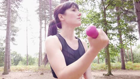 Girl-working-out-with-dumbbells