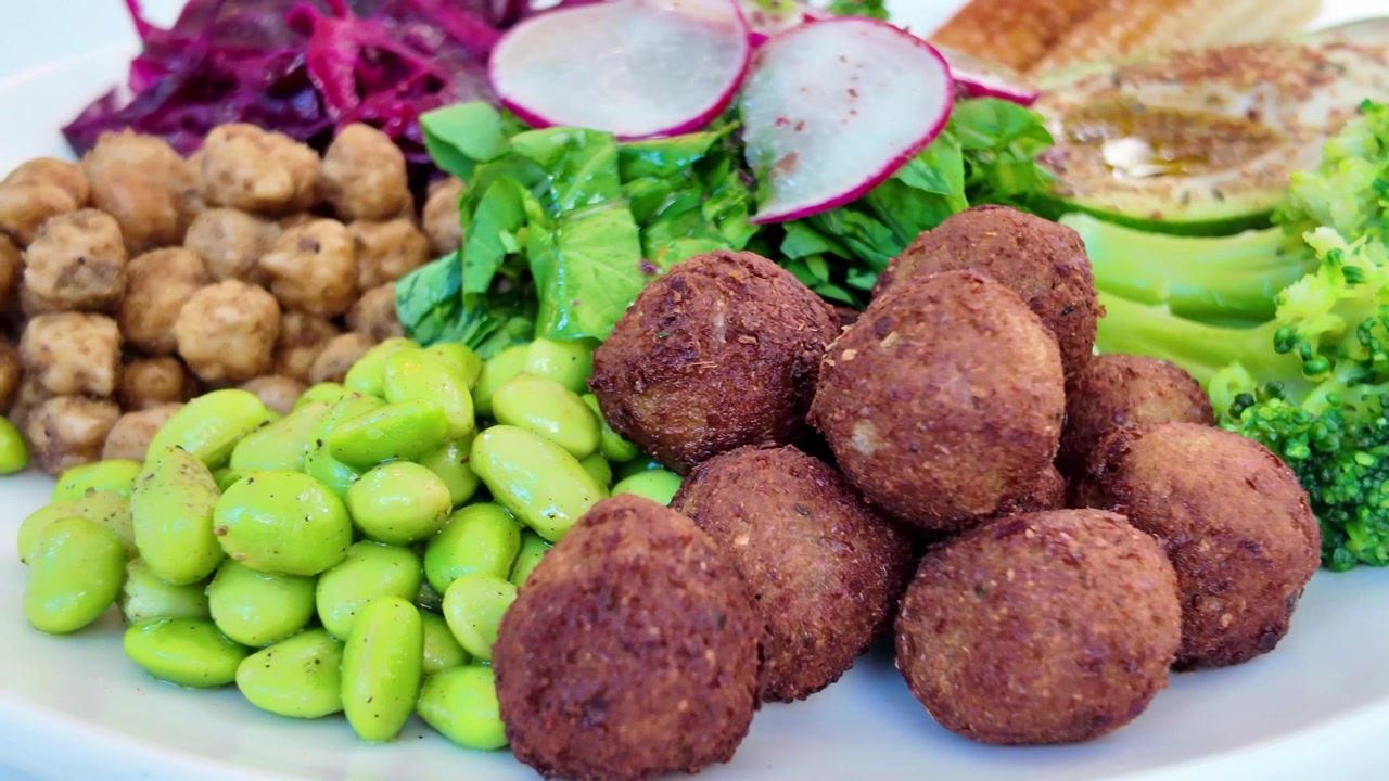 Ciotola di falafel salutare con edamame, ceci e verdure fresche