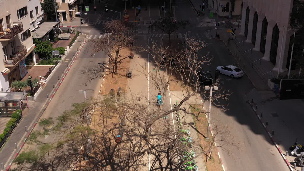 Paesaggio urbano a Tel Aviv con strade vuote