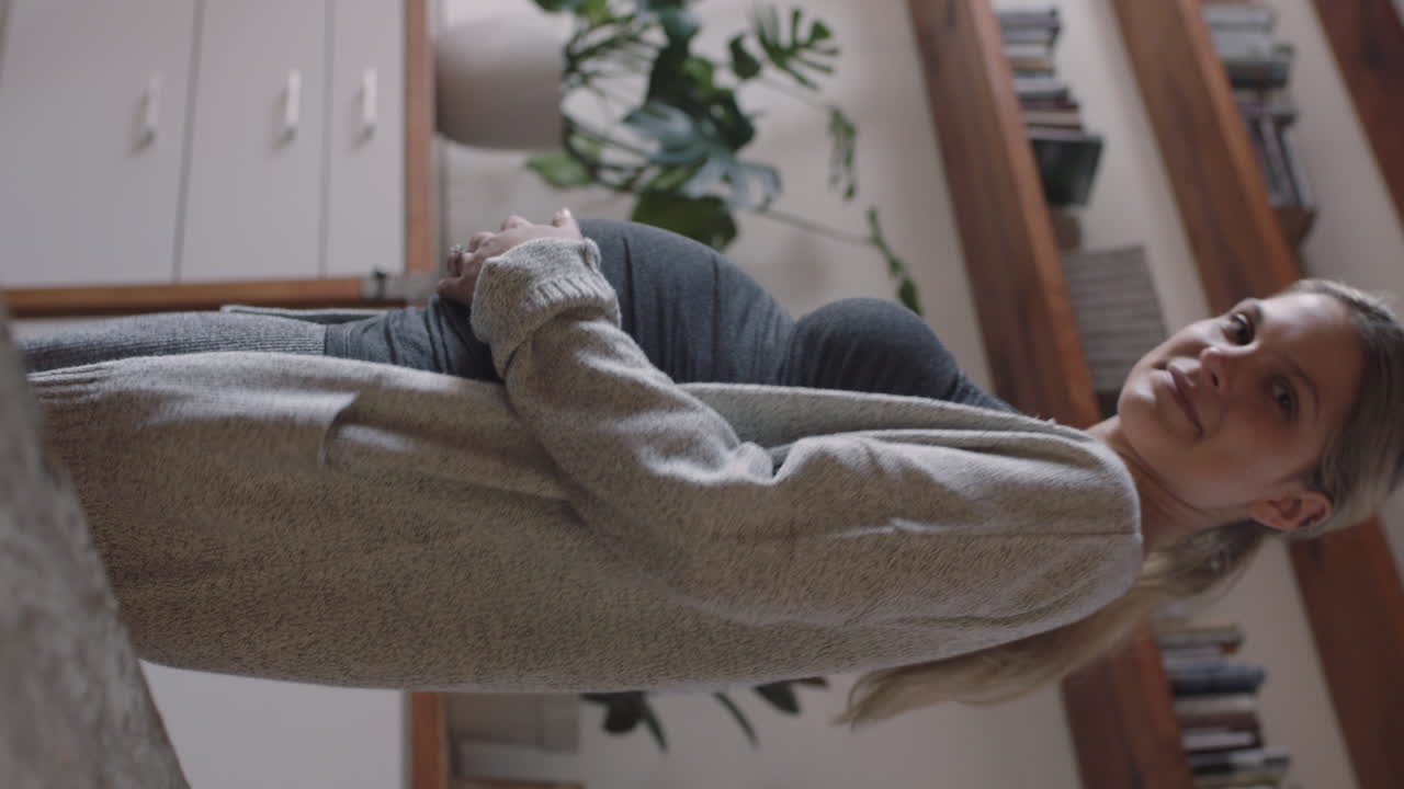 젊은 행복한 임신한 여성이 비디오 채팅을 하고, 포즈를 취하고, 임신의 진행을 보여주고, 모성애에 흥분하고, 키스를 고, 작별 인사를 합니다.