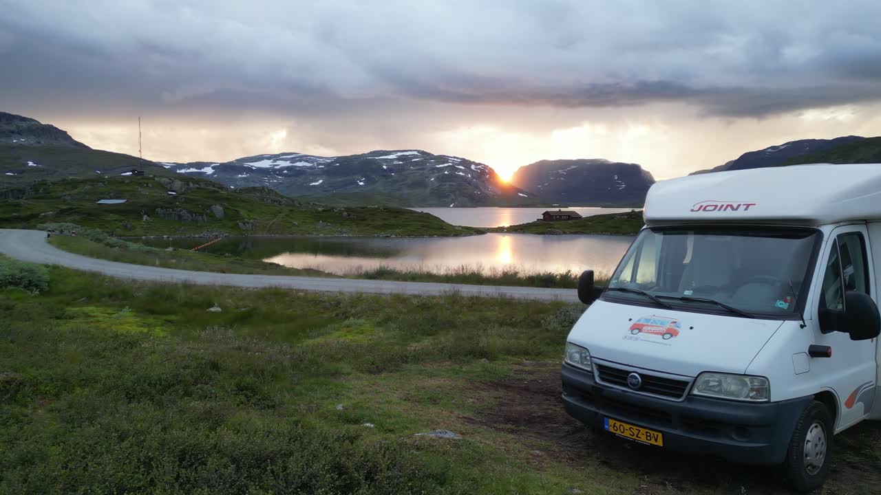 Camper Motorhome RV di tepi air saat matahari terbenam di Norwegia - Danau Stavatn, Vestland, Vestfold og Telemark - Geser Kanan