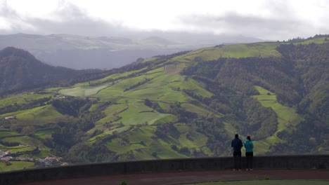 Pareja-En-El-Verde-Paisaje-De-Montaña,-Mirador-Pico-Dos-Bodes,-Azores