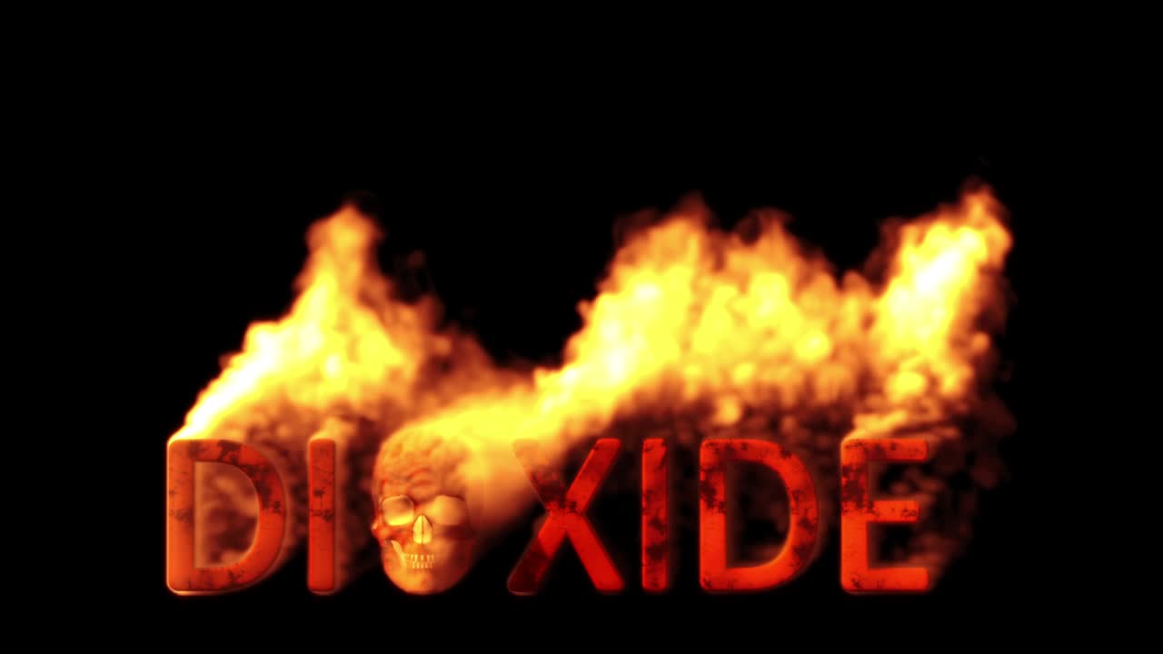 текст с человеческим черепом, горящим на черном фоне, изолированный - цикл видео