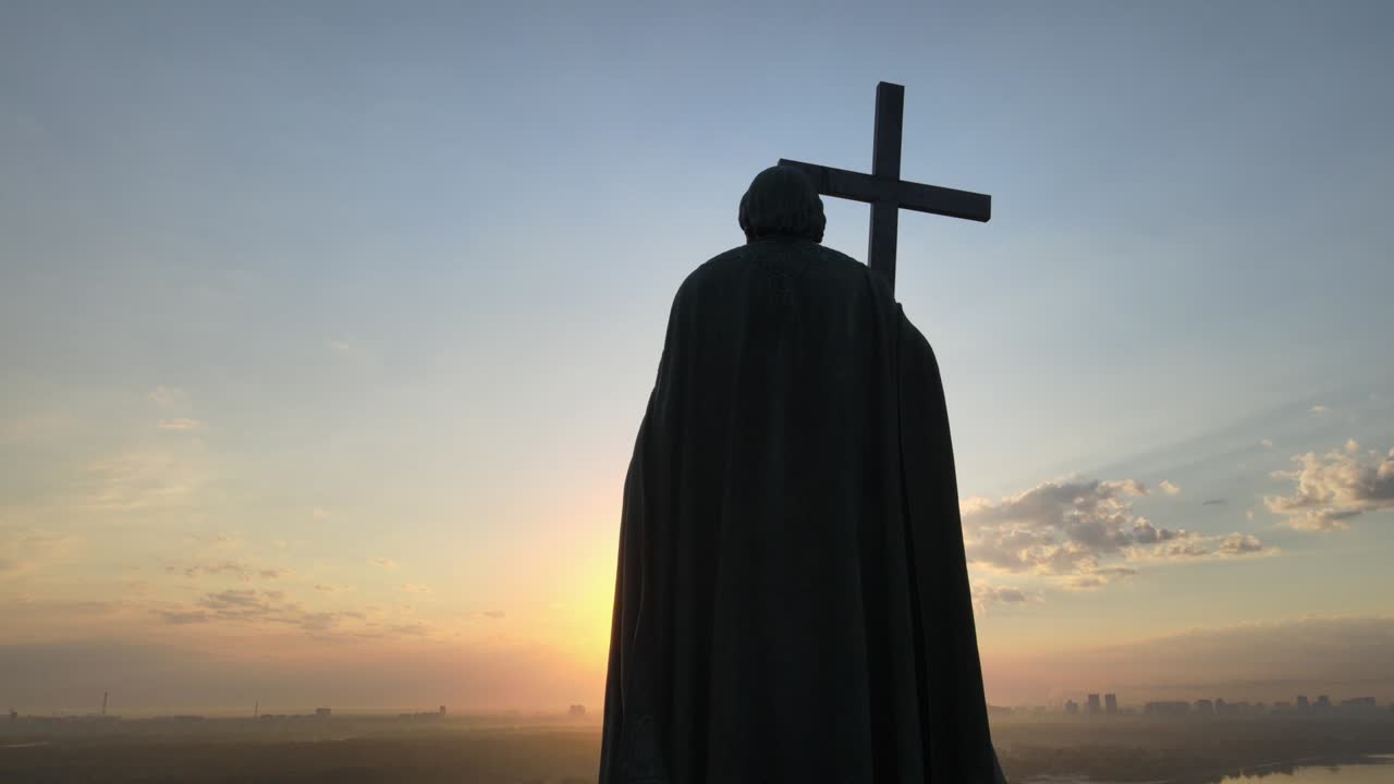 kyiv, ucrania vista aérea por la mañana al amanecer: monumento a vladimir el grande