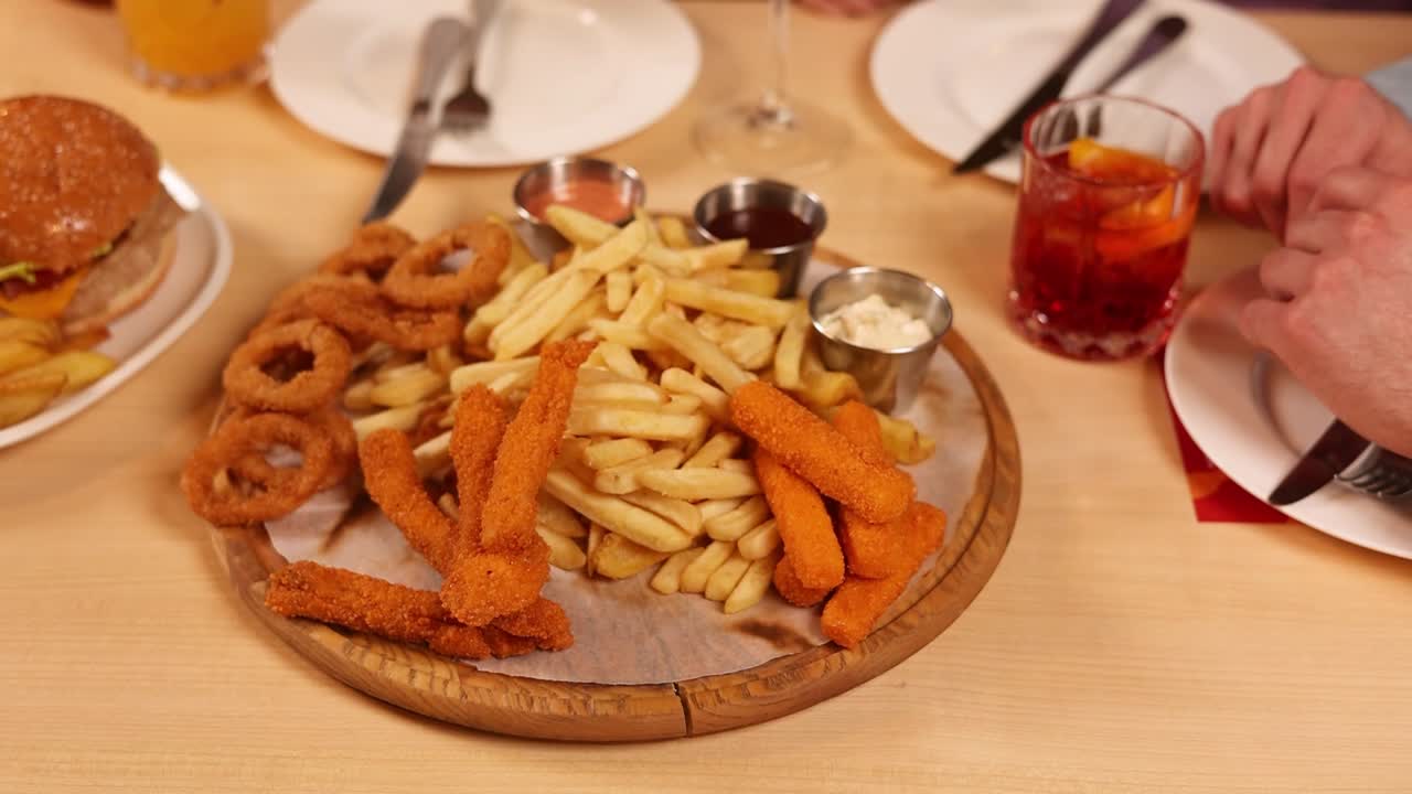 amigos disfrutando de una deliciosa comida