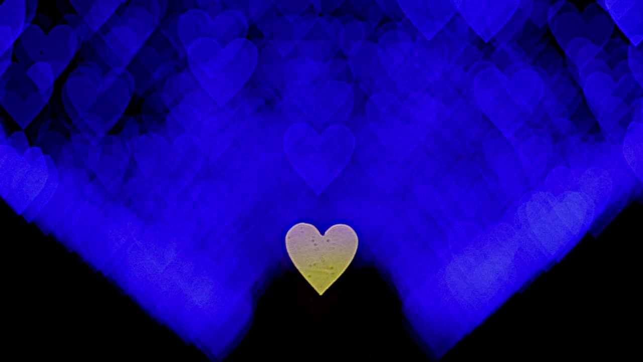 런타인 데이를위한 4k uhd 비디오 배경 - 어두운 배경에 로맨틱한 반이는 파란색 심장의 보케와 함께 경계 - 사랑, 심장 모양의 보케.