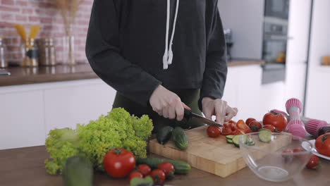 preparando una receta vegana, cortando verduras