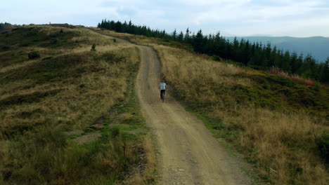 Carretera-Rocosa-Aérea-Ciclismo-Vista-Masculina-Deporte-Actividad-Natural-Contra-El-Cielo-Nublado