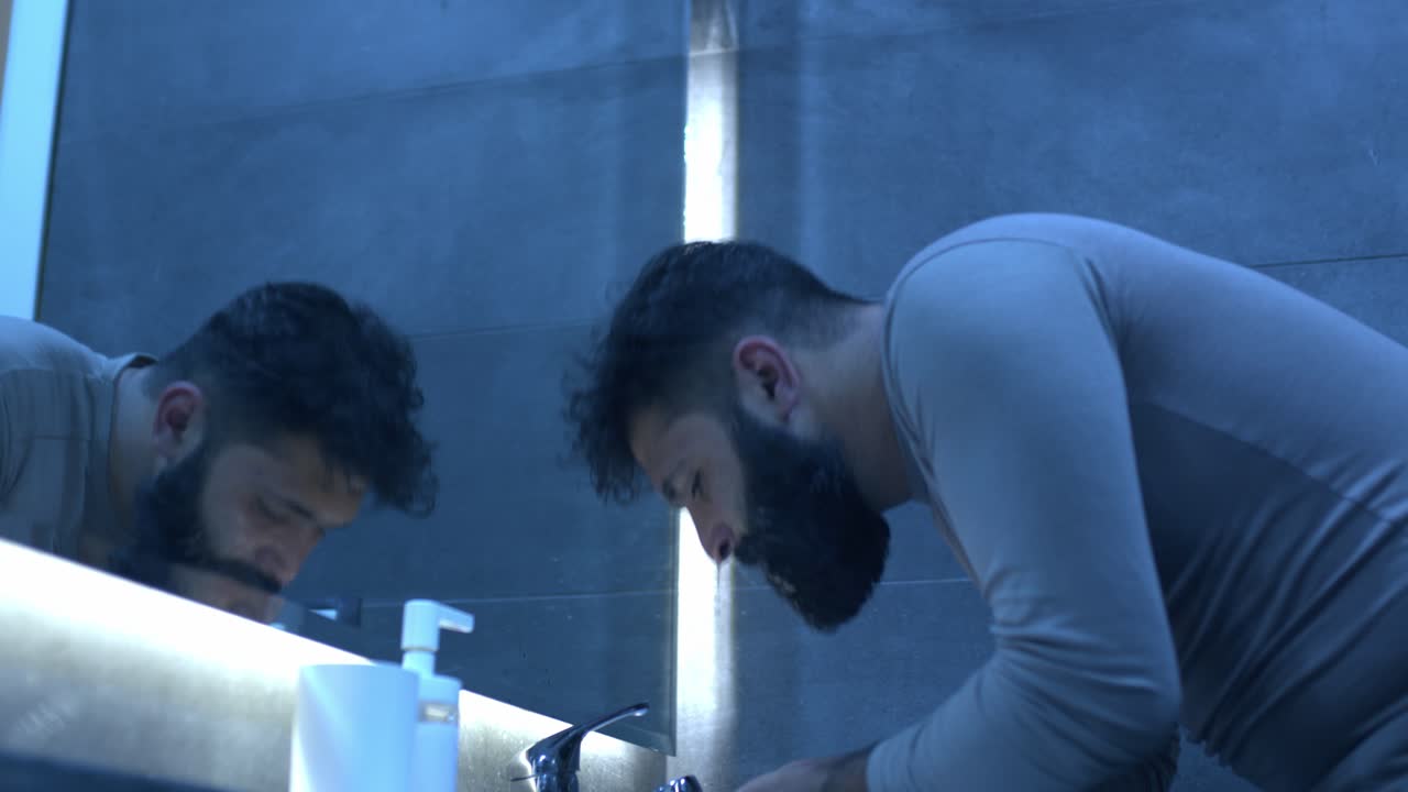 세수를 하다가 정신병을 앓고 있는 남자