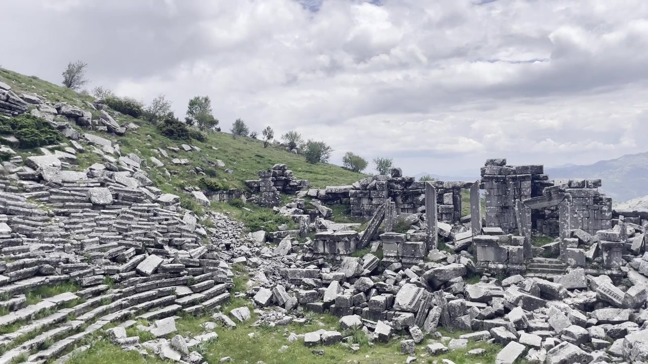 Antiche strutture di teatro romano costruite sui ripidi pendii del sito archeologico di Sagalassos in Turchia.