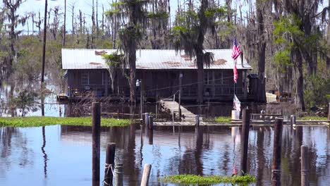 Ein-Heruntergekommenes-Altes-Bayou-Haus-Auf-Stelzen-Im-Ländlichen-Tiefen-Süden-1