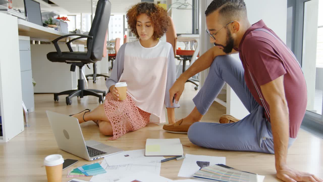 Architetti che lavorano insieme in ufficio 4k