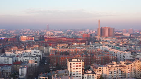 Hospital-De-París-Bichat-Toma-Aérea-Puesta-De-Sol-Chimenea-Tejados-Contaminación-En-El-Cielo