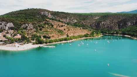 vista aérea de veleros descansando en las gargantas del verdon