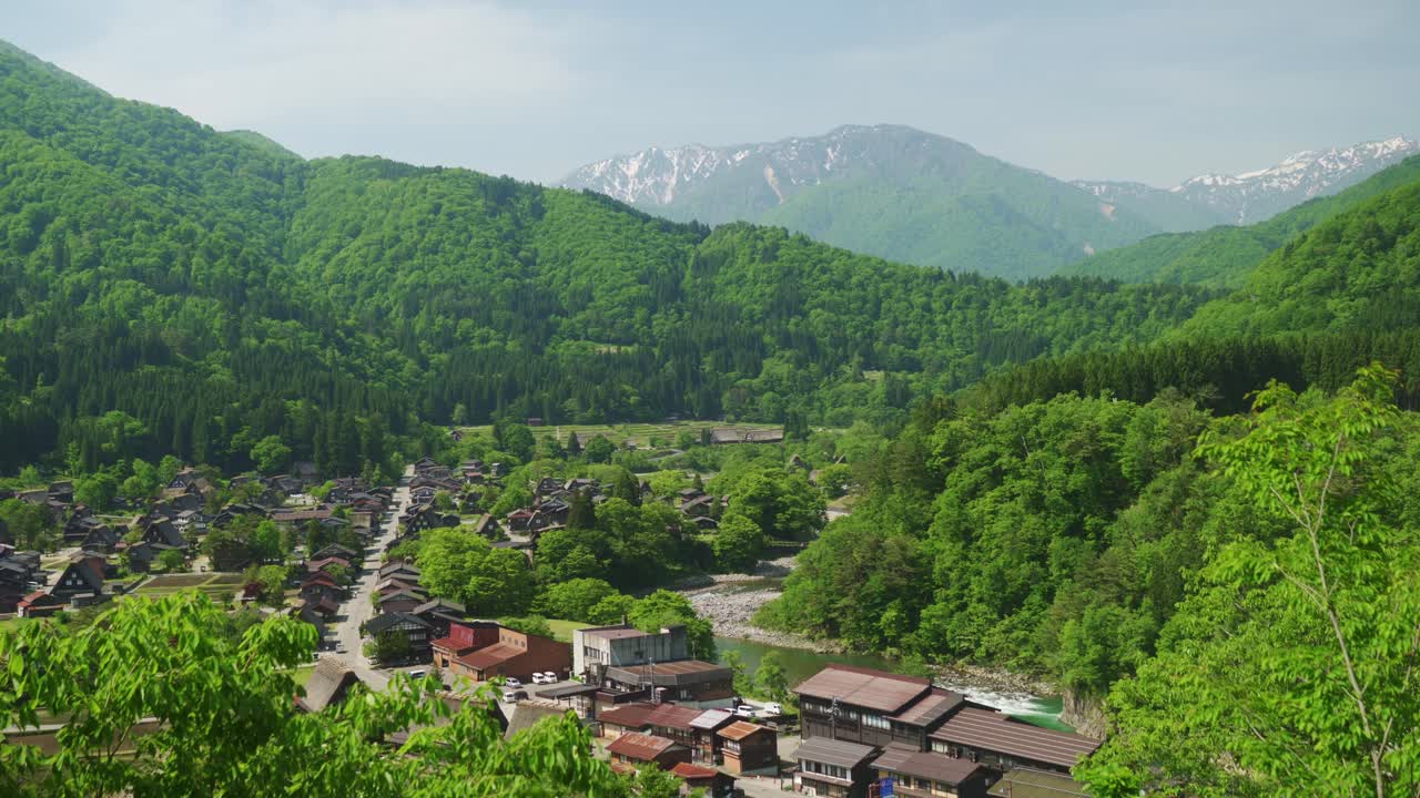 vista panorámica de la aldea de shirakawago, patrimonio mundial de la unesco los alpes japoneses techos de paja y lleno de naturaleza