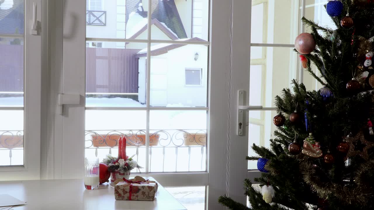 산타클로스가 누군가의 집을 방문합니다.