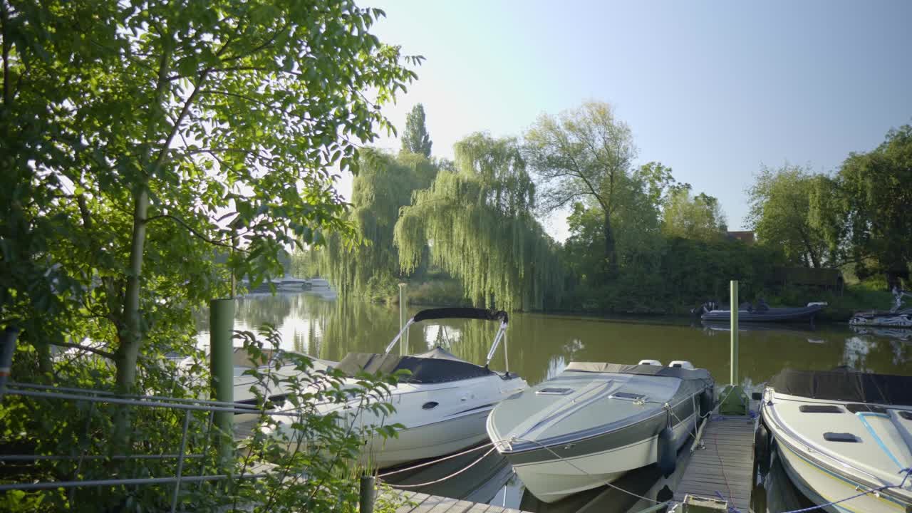 자연 환경에서 강에 항구에 누워 보트