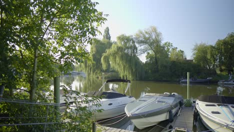 Boote-Liegen-Im-Hafen-An-Einem-Fluss-In-Der-Natur