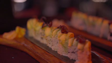 el sushi de rollo de dragón.