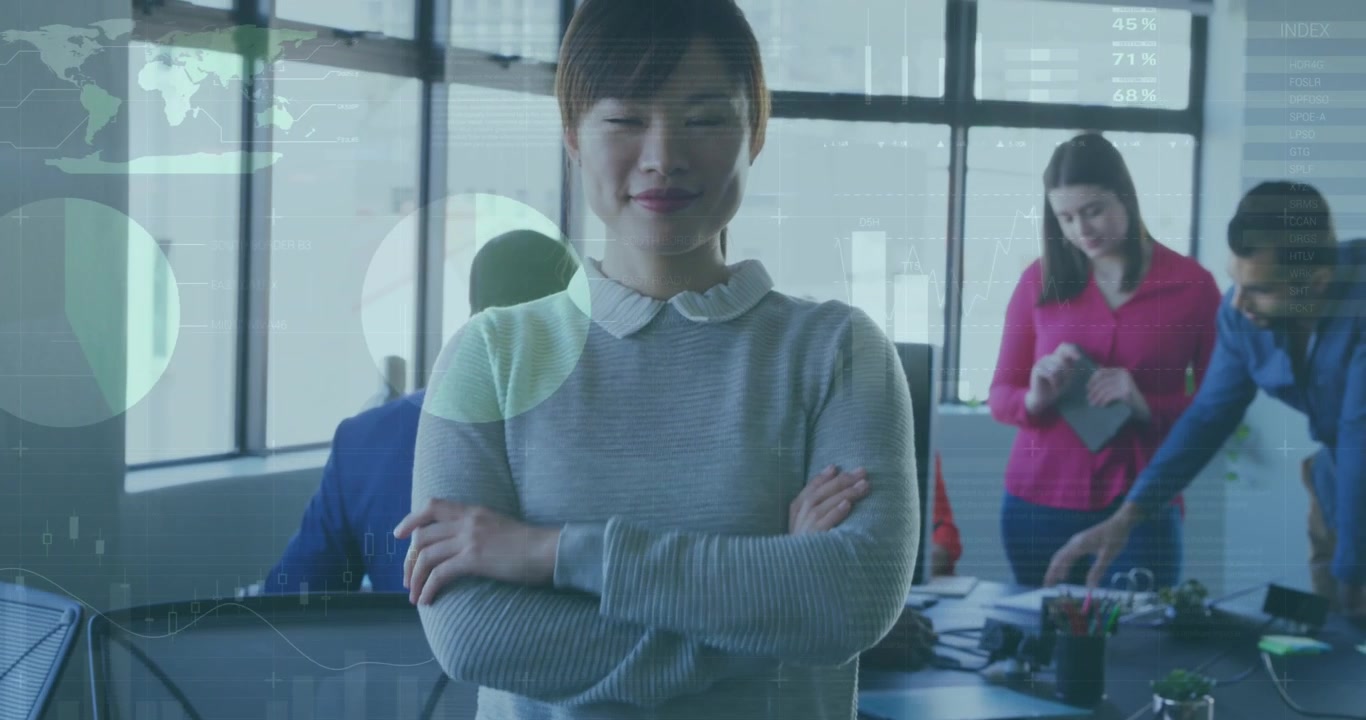 办公室中，多位商务人士背景上叠加的数据处理动画